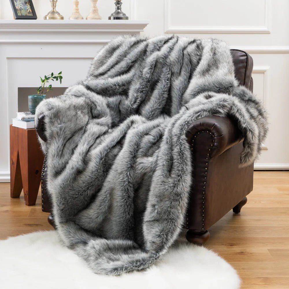 LuxeFur – Luxurious Faux Fur Blanket