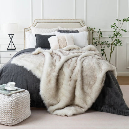 LuxeFur – Luxurious Faux Fur Blanket