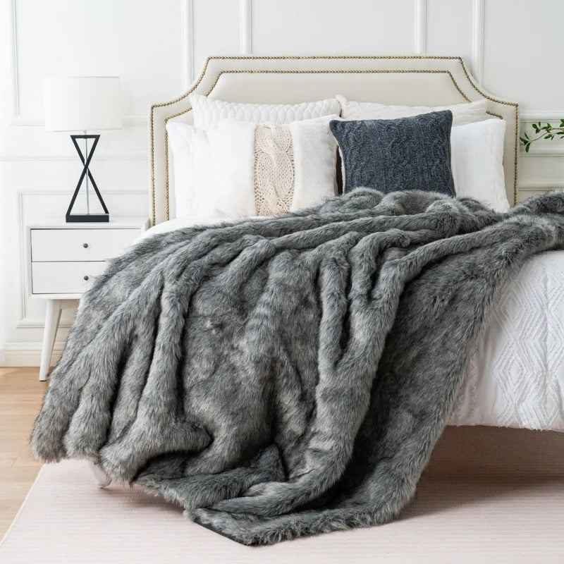 LuxeFur – Luxurious Faux Fur Blanket